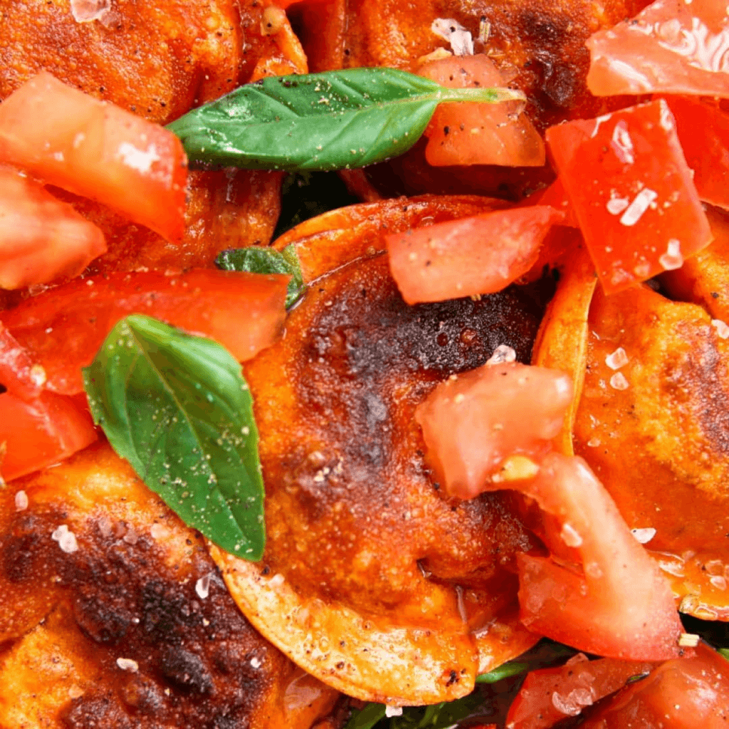 Davai dumpling verwerkt in een gerecht met tomaat en basilicum.